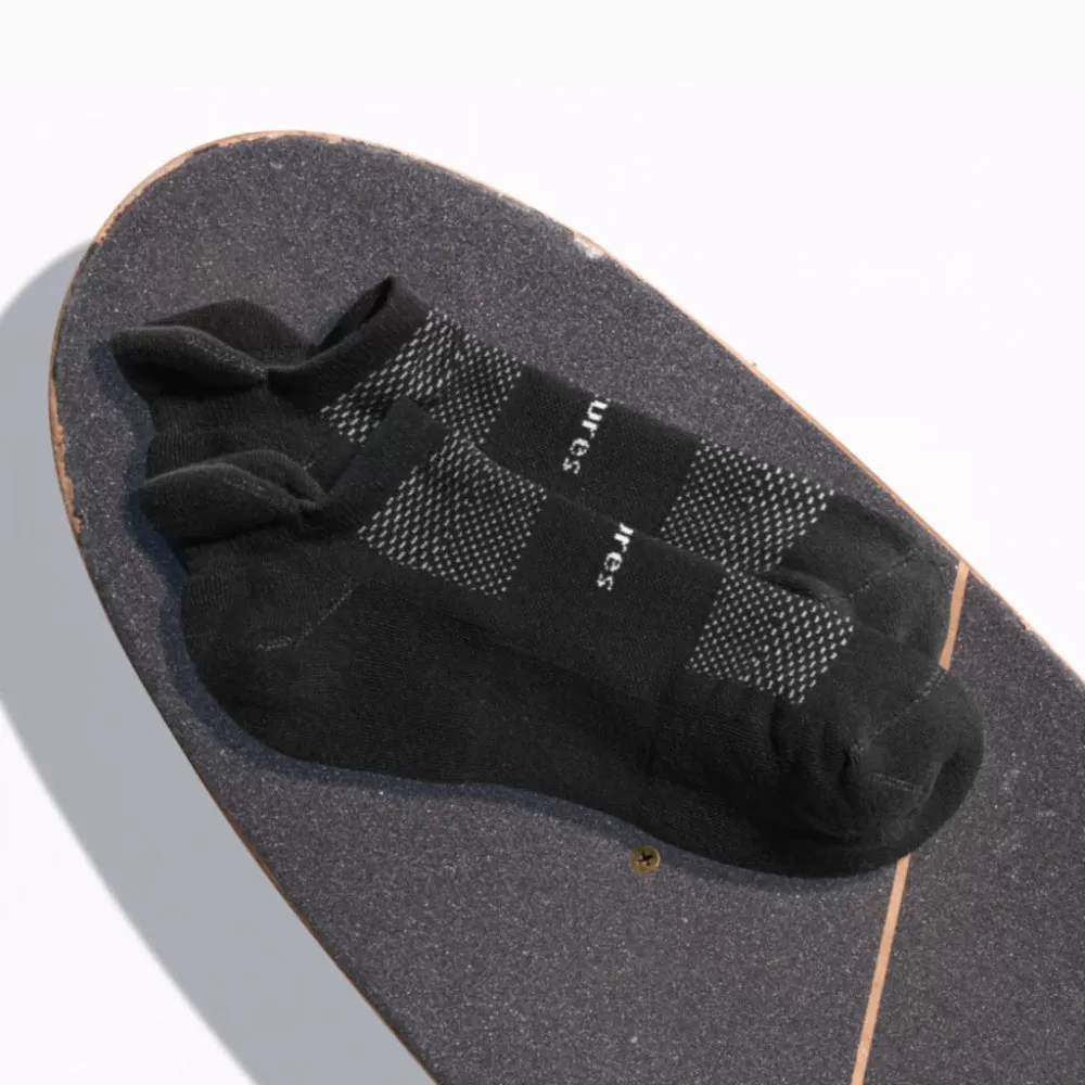 Feetures High Performance Max Cushion No Show Tab Socks - Black