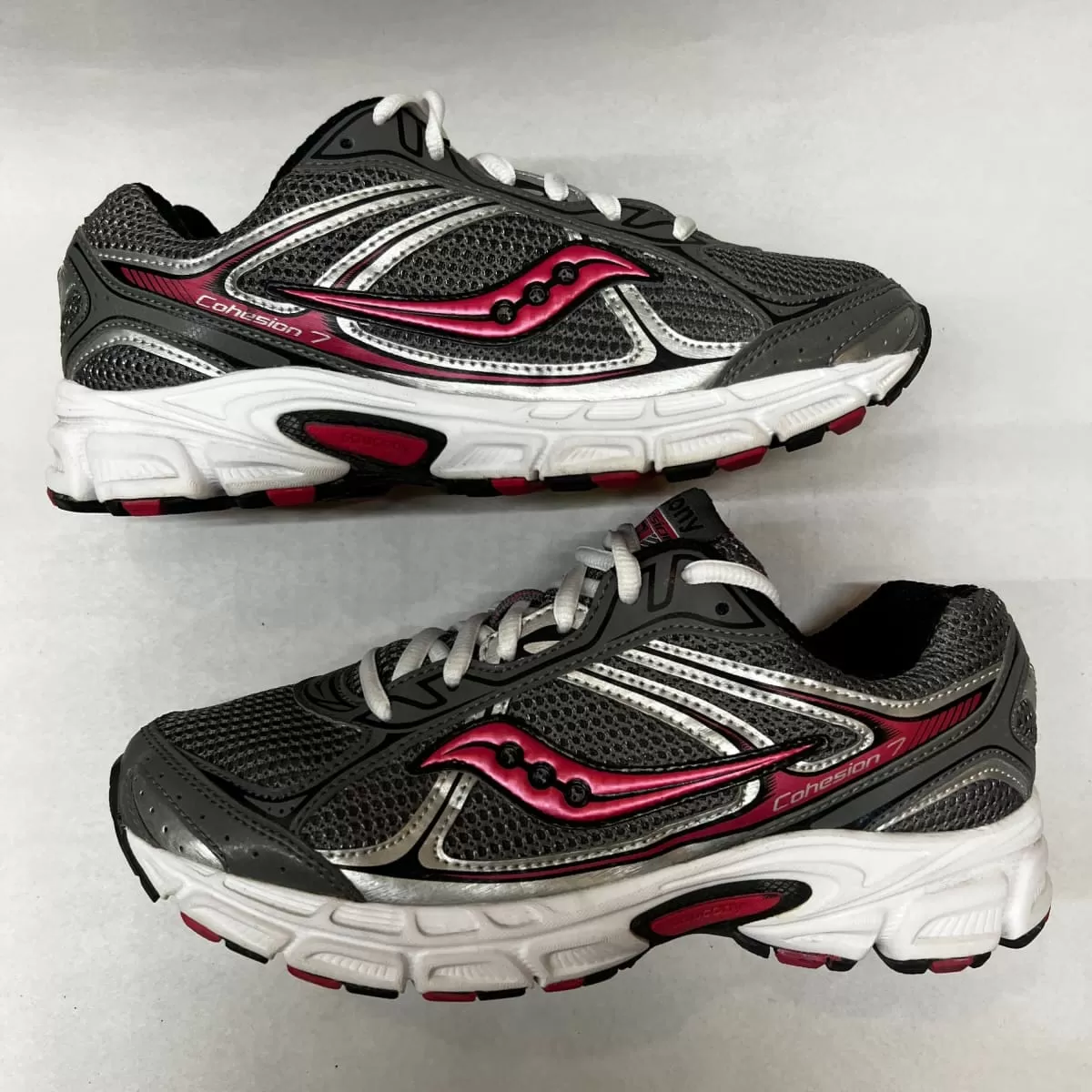 Women's Saucony Cohesion 7 Running Shoe Grey/Silver/Pink Size 7 Wide - Preowned